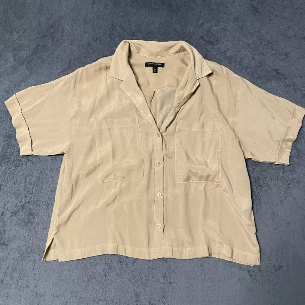 Banana Republic Box Cut blouse Womens M Tan Button Up Short Sleeve Top Pockets